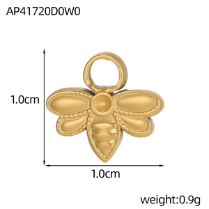 Détail macro d'un pendentif abeille doré de 1cm montrant les dimensions exactes