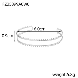 Dettaglio del bracciale argento a doppio strato con bordi perlati e dimensioni