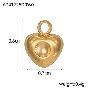 Détail d'un pendentif cœur doré de 0,8 cm avec dimensions et texture de métal martelé