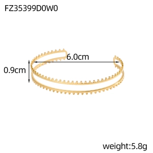 Dettaglio del bracciale placcato oro a spiga con diametro interno 6,0cm e larghezza 0,9cm