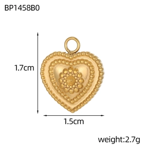 Détails d'un pendentif cœur doré avec dimensions 1,7cm par 1,5cm et poids de 2,7g