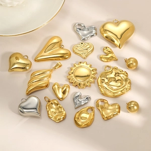 Gepolijste gouden en zilveren hartvormige bedeltjes voor DIY-sieraden maken