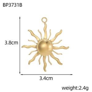 Detail showing 3.8cm gold sun pendant measurements and weight for DIY jewelry making