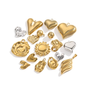 Roestvrijstalen geometrische hart- en zonvormige hangers set in goud en zilver kleur