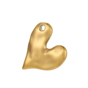 Detailopname van hartvormige gouden hanger met gehamerde textuur voor DIY-sieraden