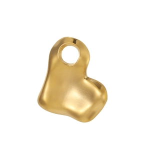 Macro-detail van de hooggepolijste gouden hartvormige hanger met vloeiend ontwerp