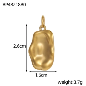 Gedetailleerd beeld van organische hartvormige hanger met afmetingen 2,6cm bij 1,6cm