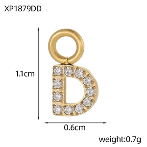 Dimensions du pendentif lettre D dorée avec zircons: 1,1 cm de hauteur et 0,6 cm de largeur
