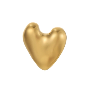 Macro-opname van matgouden hartvormige kraal met gladde randen voor DIY-sieraden