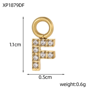 Détail des dimensions d'un pendentif lettre F doré serti de zircons brillants