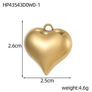 Detailweergave van een gouden hart hanger met afmetingen van 2,6 cm bij 2,5 cm en 4,6 g gewicht