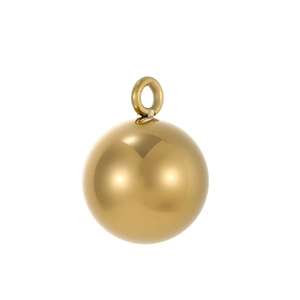 Detailaanzicht van een gepolijste gouden ronde hanger met hoogglans spiegeleffect en ring