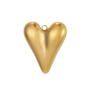 Detail van 3D gouden hartvormige hanger met gepolijst oppervlak voor kettingen en armbanden