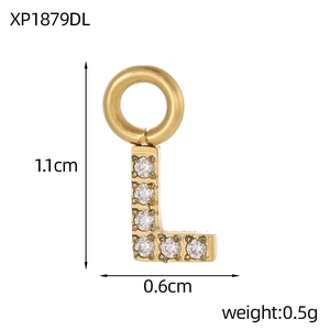Vue détaillée du pendentif lettre L dorée avec zircons et mesure de hauteur de 1,1 cm