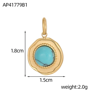 Macro detail van een vintage gouden ovale hanger met natuurlijke turquoise steen