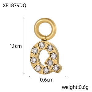 Détail macro du pendentif lettre Q plaqué or 14K avec dimensions 1.1cm x 0.6cm et le poids