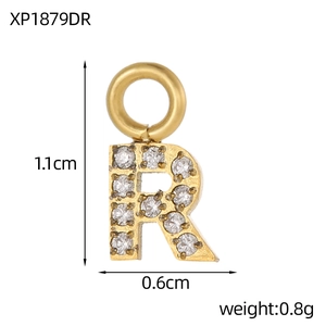 Détail du pendentif lettre R en or serti de zircons indiquant la hauteur de 1,1 cm