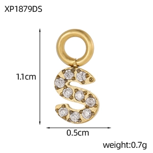 Détail du pendentif lettre S doré avec zircons montrant les dimensions 1,1cm x 0,5cm