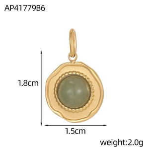 Gedetailleerd beeld van een gouden ovale hanger met groene steen en kralentextuur