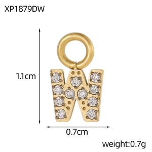 Dimensions détaillées du pendentif lettre W plaqué or 14K avec zircons cubiques