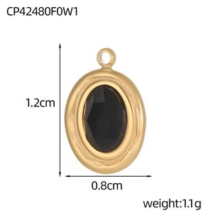Detailweergave van de afmetingen van een ovale zwarte turkoois hanger in goud