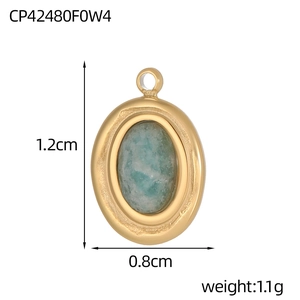 Gedetailleerde weergave van turquoise ovale hanger met gouden rand, 1,2 x 0,8 cm