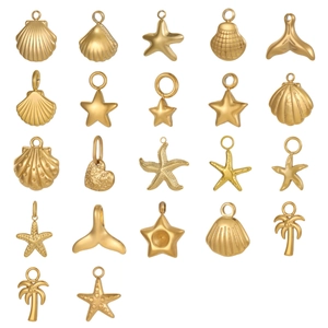 22-teiliges Set aus goldenen Edelstahl-Anhängern mit Seesternen, Muscheln und Palmen