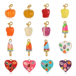 Set di 16 ciondoli colorati a forma di frutta e cibo per gioielli fai da te in metallo