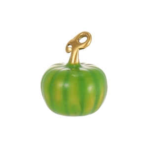 Dettaglio macro del ciondolo a zucca in smalto verde con gancio in metallo dorato per gioielli