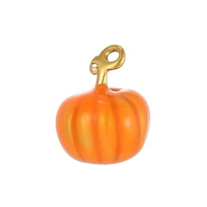 Dettaglio di un ciondolo a zucca in smalto arancione con strisce e anello dorato