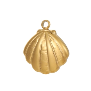 Detailaufnahme des goldenen Muschel-Anhängers mit strukturierter Oberfläche und Öse