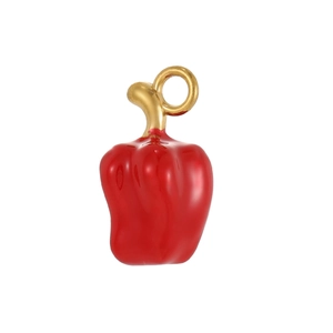 Dettaglio di un ciondolo a peperoncino rosso in smalto con gancio oro per bigiotteria