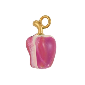 Dettaglio del ciondolo a mela con smalto marmorizzato rosa e gancio in metallo dorato