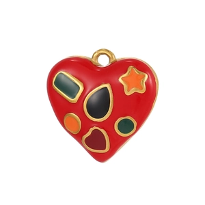 Dettaglio del ciondolo a cuore in smalto colorato con placcatura in oro per gioielli