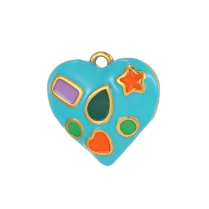 Dettaglio di un ciondolo a cuore in smalto blu con motivo geometrico colorato e gancio oro