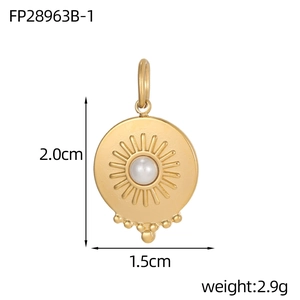 Macro-opname van een vintage gouden ovale hanger met parelmoer inleg en afmetingen