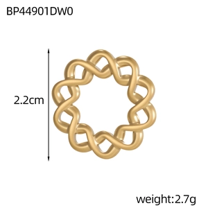 Detail view of 2.2cm hollow gold wave pendant showing intricate interwoven texture
