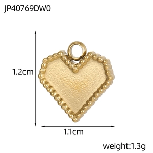 Detail van een gouden hartvormige hanger met kralenrand en matte textuur, 1,2 cm hoog