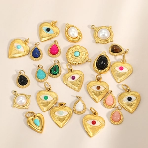Vergoldete Evil Eye Anhänger Kollektion mit bunten Edelsteinen und böhmischen Elementen