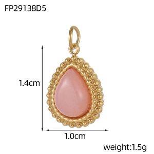 Detailansicht eines herzförmigen Goldanhängers mit rosa Edelstein und 1,4 cm Höhenmaßangabe