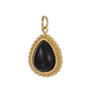 Nahaufnahme von tropfenförmigem Onyx-Anhänger mit milgrain Goldverzierung