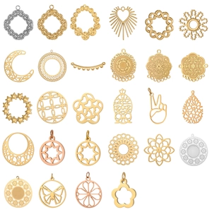 Assortiment de breloques en acier doré avec motifs coeur lune et fleurs évidées