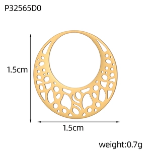 Vue détaillée du pendentif en acier inoxydable doré de 1,5 cm avec poids et dimensions