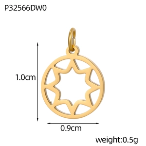 Vue détaillée du pendentif étoile évidé doré avec spécifications de taille et de poids précis