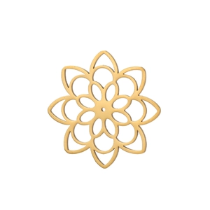Macro d'un pendentif mandala en acier inoxydable doré avec motif évidé fin