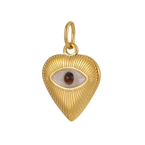 Nahaufnahme von goldenem Herzanhänger mit Evil Eye Motiv und strahlender Relieftextur