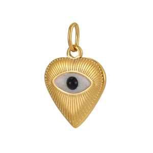 Makro-Detail des herzförmigen Evil-Eye-Anhängers mit goldener Sonnenstrahl-Textur und Perle