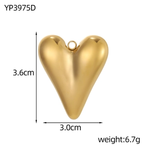 Macro-opname van de gouden hartvormige hanger met afmetingen 3,6cm bij 3,0cm en 6,7g