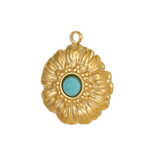 Böhmischer goldener Blumenanhänger mit Türkisstein und matt gebürsteter Metalloberfläche