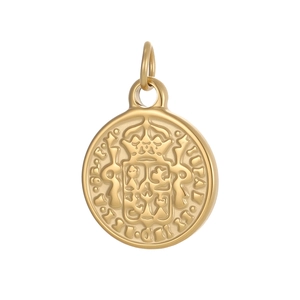 Colgante de moneda dorada con escudo de corona real y textura grabada en fondo blanco